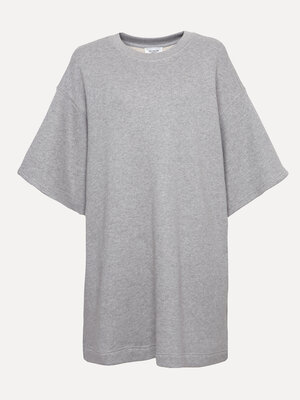 Sweaterjurk Mae. Sporty chic. Deze grijze sweater dress bewijst dat comfort en stijl hand in hand gaan. De relaxte fit en...