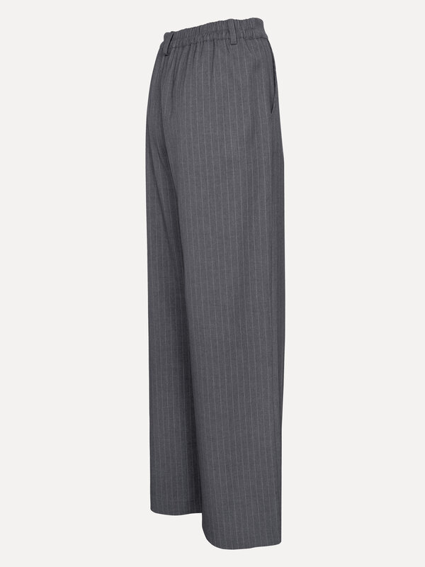 Les Soeurs Pantalon Matheo à fines rayures 5. Ce pantalon gris à fines rayures allie confort et style avec brio. Taille é...