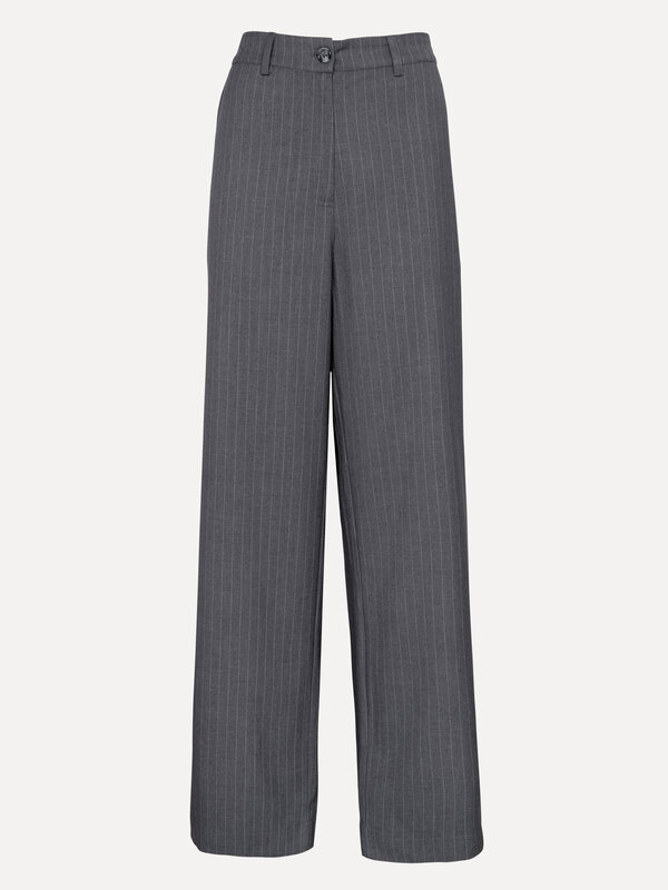 Les Soeurs Pantalon Matheo à fines rayures 2. Ce pantalon gris à fines rayures allie confort et style avec brio. Taille é...