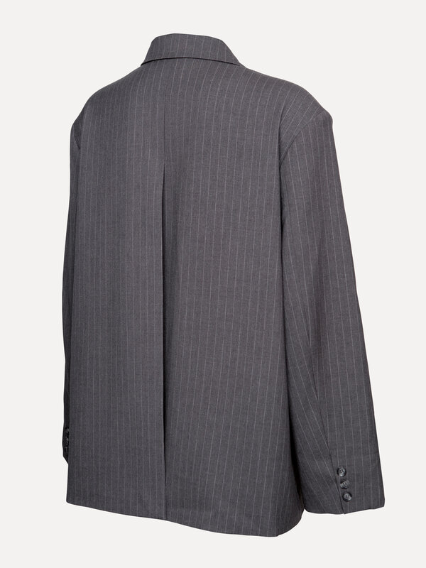 Les Soeurs Krijtstreep blazer Momo 4. Pinstripe power. Deze donkergrijze blazer met krijtstreep geeft elke outfit a touch...