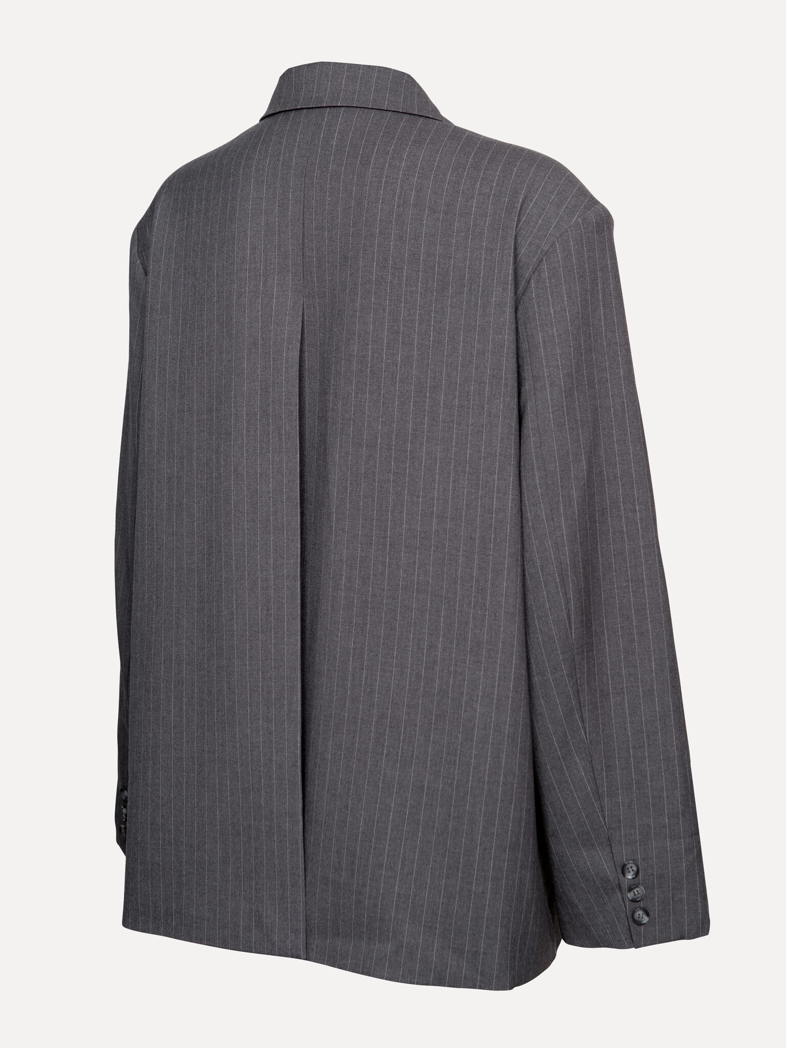 Les Soeurs Blazer Momo à fines rayures 7. Pinstripe power. Ce blazer gris foncé à fines rayures apporte une touche cool à...