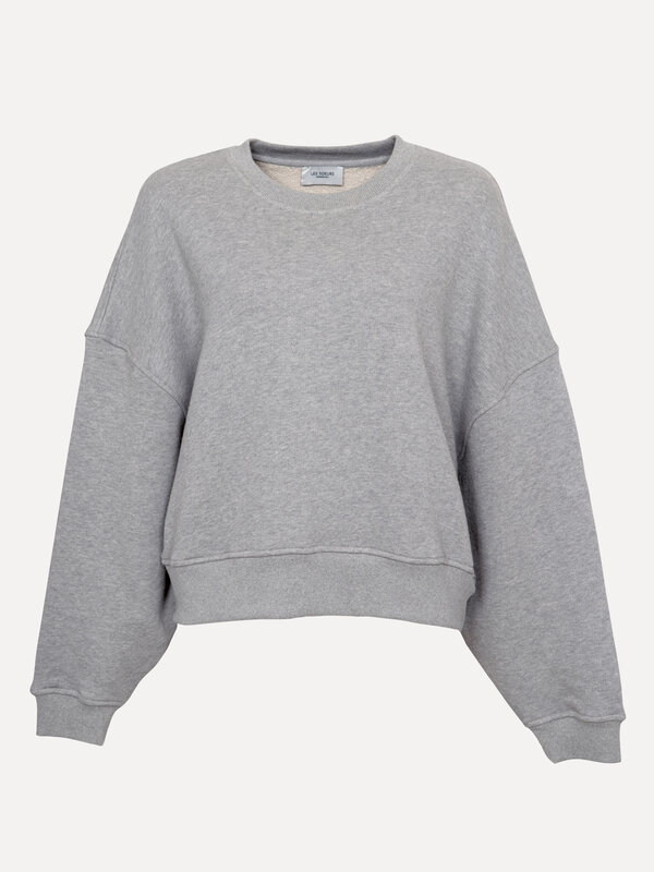 Les Soeurs Sweat Emma 2. The ultimate classic. Ce pull gris est une pièce qui fonctionne à tous les coups. Sa coupe ample...