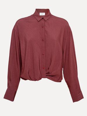 Blouse Melea. Button-up in burgundy. Dit vrouwelijke hemd in diepe wijnrode tint geeft elke look instant flair. Het gekno...