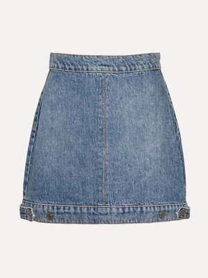 Denim rok Mara. Legs for days. Deze korte denimrok speelt met verhoudingen dankzij het speelse knoopsdetail onderaan. Laa...