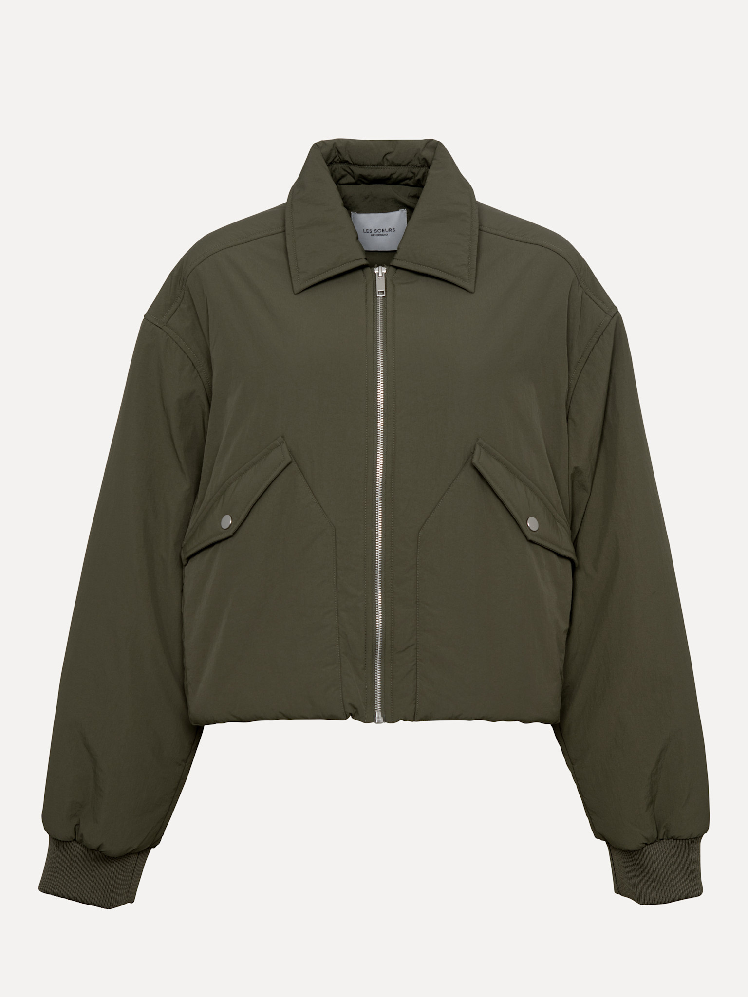 Les Soeurs Korte bomber Mauro 2. Effortless edge. Deze khaki bomber combineert een stoere look met een casual, comfortabe...
