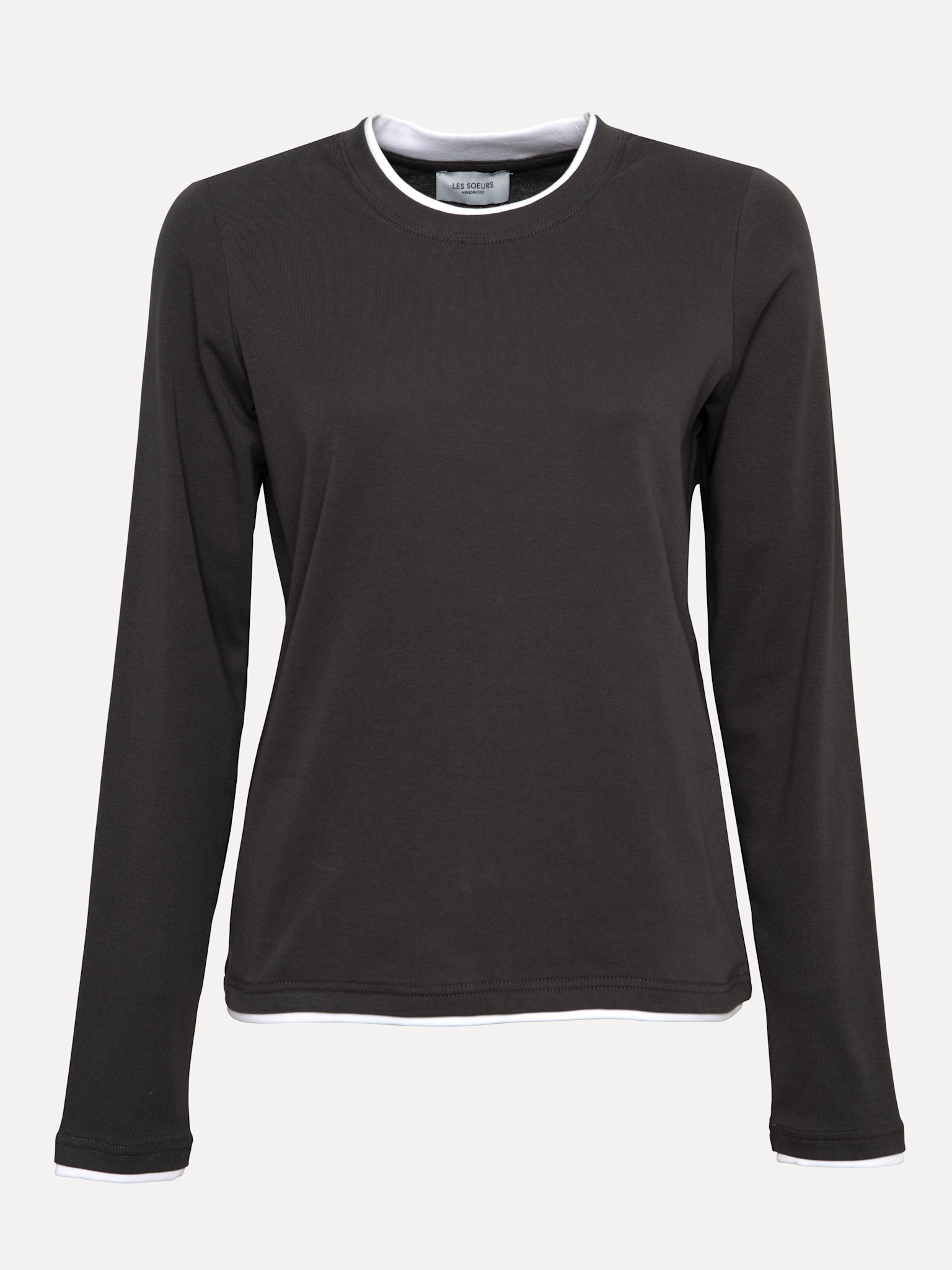 Les Soeurs Longsleeve T-Shirt Mass 2. Layered without the layers. Deze donkergrijze longsleeve heeft subtiele witte boord...