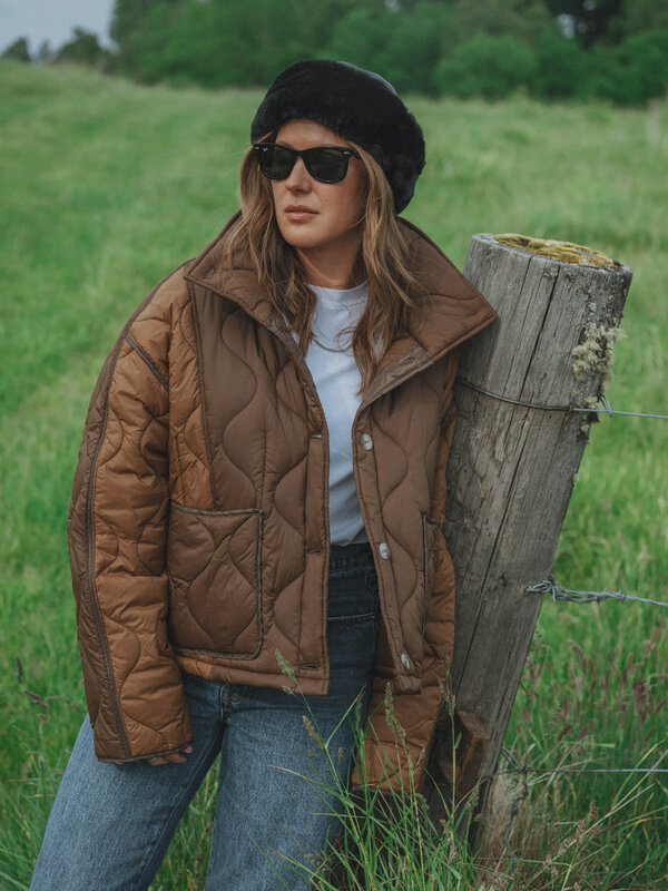 Les Soeurs Veste matelassée Marti 7. Prête pour l’automne avec style. Cette veste matelassée dans des tons bruns allie do...