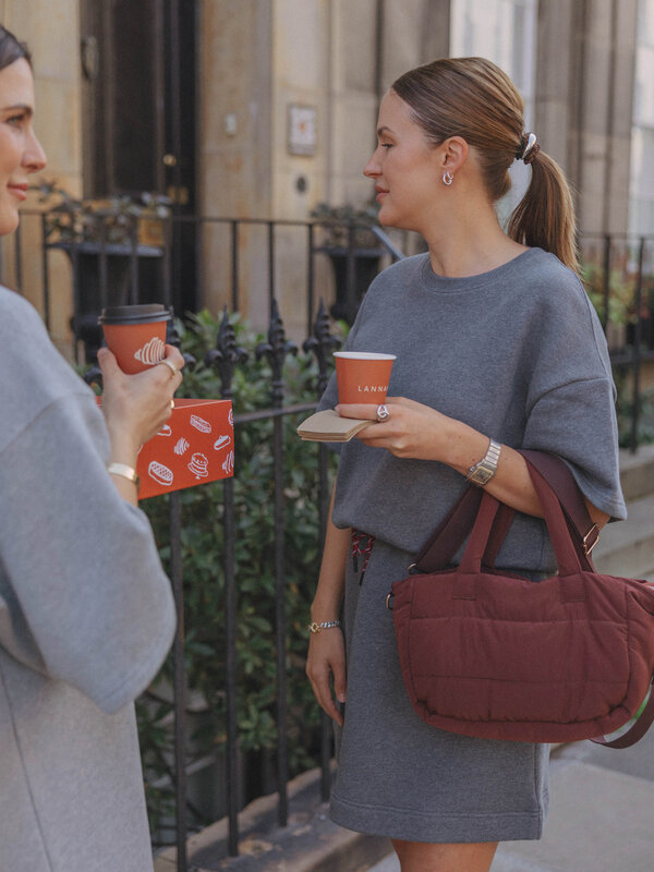 Les Soeurs Gewatteerde handtas Bobbie 3. Weightless comfort, effortless style. Deze gewatteerde handtas is zacht, licht e...