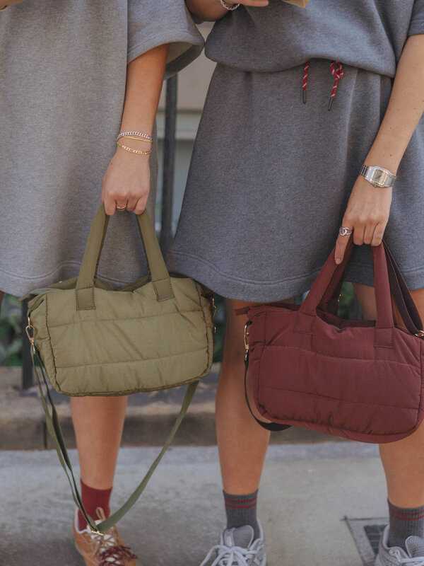 Les Soeurs Sac à main matelassé Bobbie 2. Léger et stylé. Ce sac à main matelassé est léger, élégant et offre suffisammen...