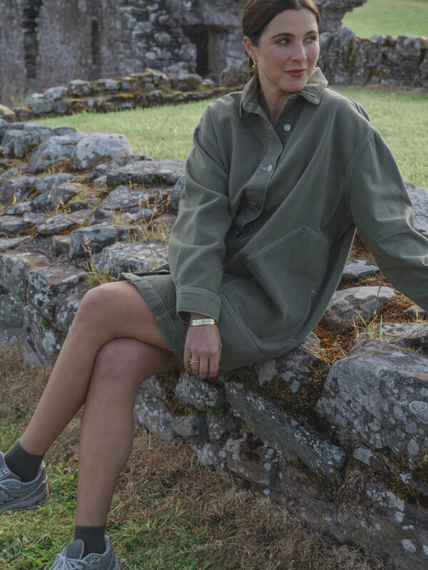 Les Soeurs Jurk contrast stitch Missa 7. Cool met een zachte twist. Deze korte khaki jurk met contrasterende stiksels com...