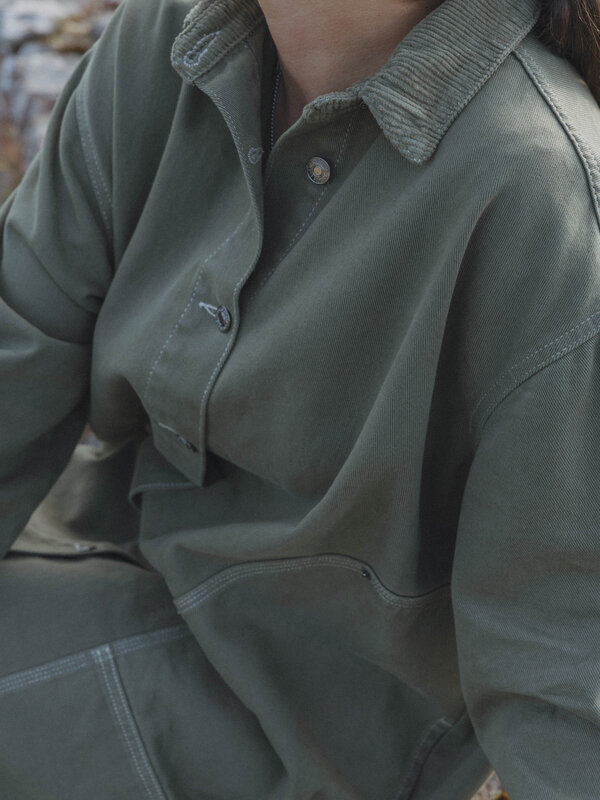 Les Soeurs Jurk contrast stitch Missa 8. Cool met een zachte twist. Deze korte khaki jurk met contrasterende stiksels com...