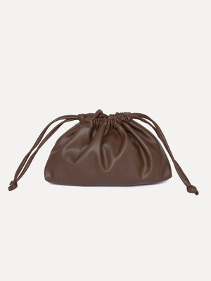 Pochette Carly. Dark brown, done chic. Cette pochette en cuir vegan brun foncé respire l'élégance discrète. Son design in...