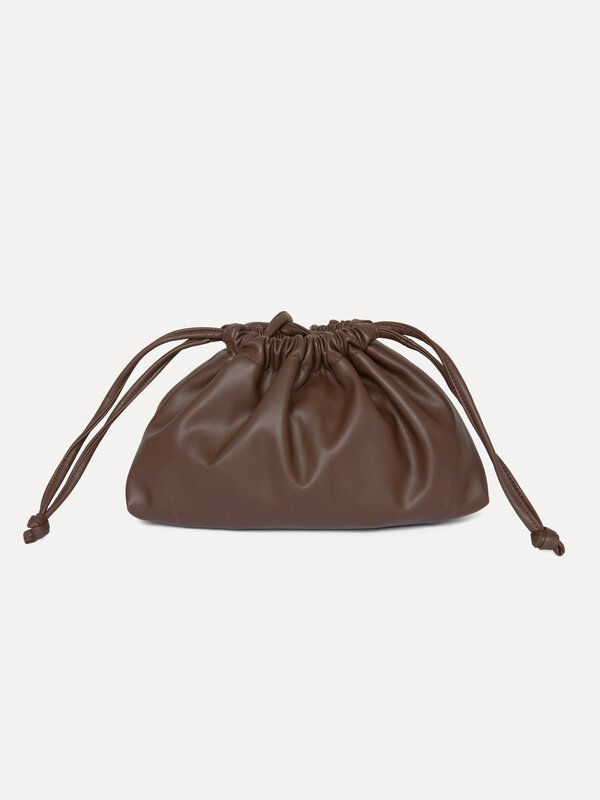 Les Soeurs Pochette Carly 1. Dark brown, done chic. Cette pochette en cuir vegan brun foncé respire l'élégance discrète. ...
