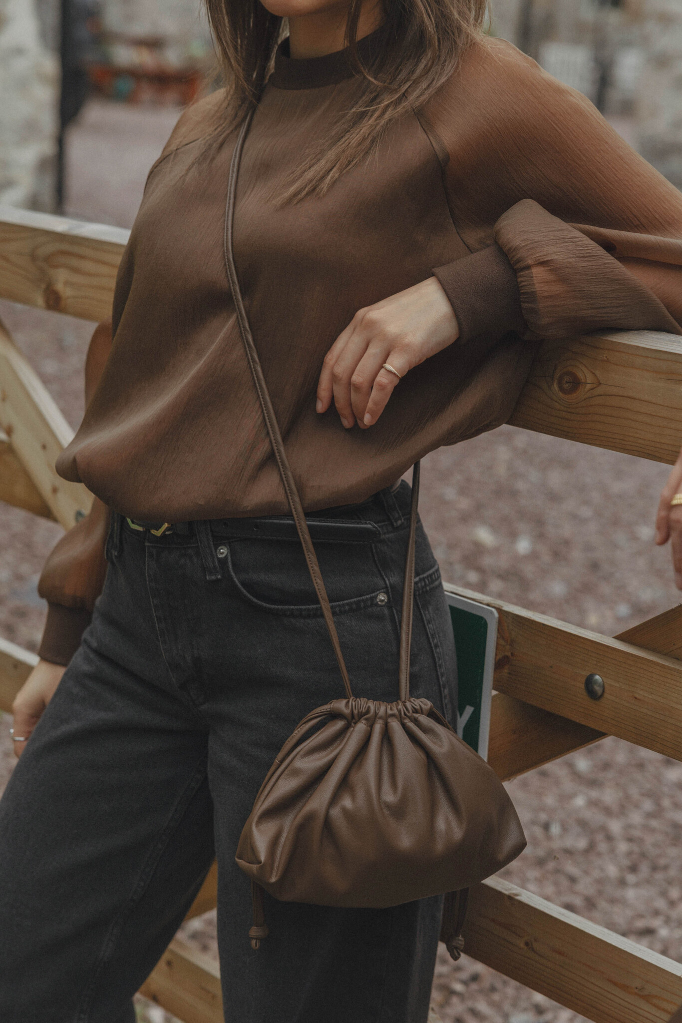 Les Soeurs Pochette Carly 2. Dark brown, done chic. Cette pochette en cuir vegan brun foncé respire l'élégance discrète. ...