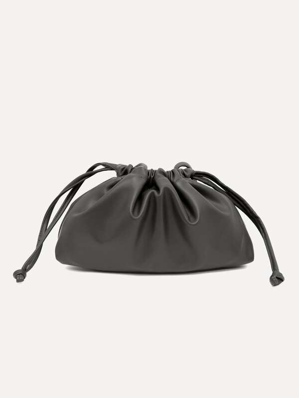 Les Soeurs Clutch Carly 1. Earthy khaki, timeless style. Deze khaki clutch in vegan leather is de ultieme upgrade voor el...