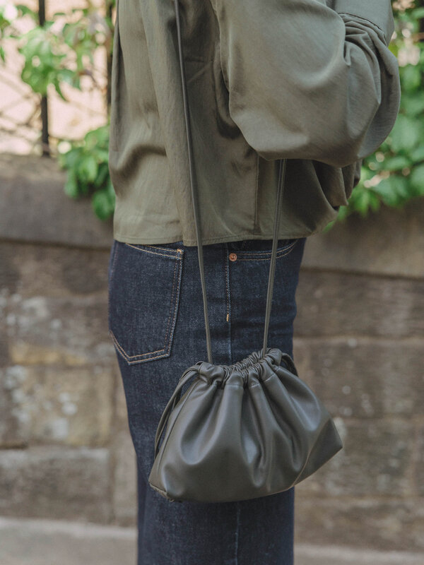 Les Soeurs Pochette Carly 2. Khaki naturel, style intemporel. Cette pochette en cuir vegan kaki est l’ultime touche chic ...