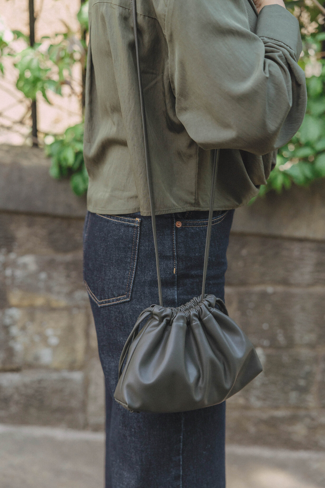 Les Soeurs Pochette Carly 2. Khaki naturel, style intemporel. Cette pochette en cuir vegan kaki est l’ultime touche chic ...
