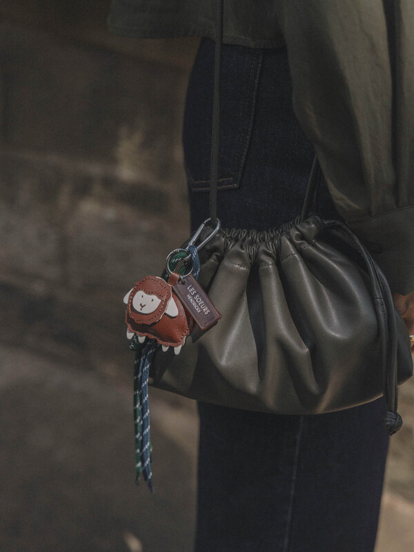 Les Soeurs Pochette Carly 3. Khaki naturel, style intemporel. Cette pochette en cuir vegan kaki est l’ultime touche chic ...