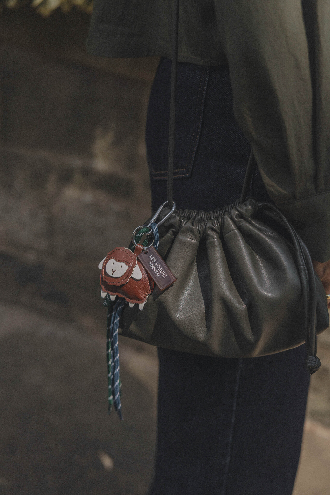 Les Soeurs Pochette Carly 3. Khaki naturel, style intemporel. Cette pochette en cuir vegan kaki est l’ultime touche chic ...