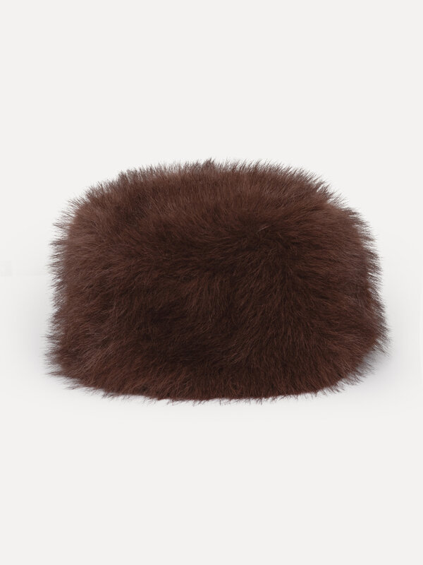Les Soeurs Muts van imitatiebont Pola 2. Fluffy favourite - Deze donkerbruine muts van imitatiebont voegt instant glamour...