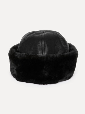 Chapeau Pilar. Cool et cosy - Ce bonnet noir en fausse fourrure est l’essentiel hivernal avec une touche d’attitude. Chau...