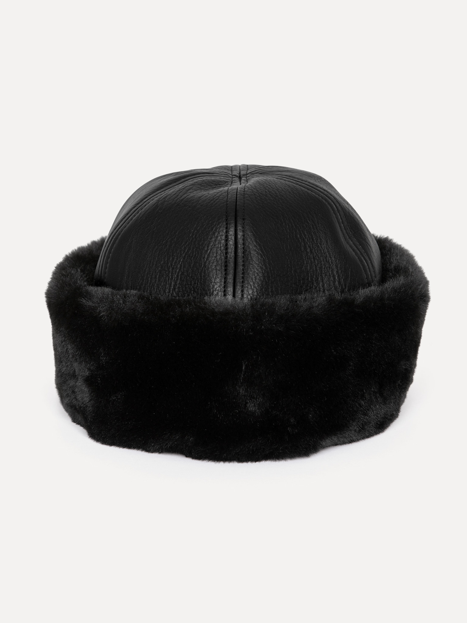 Les Soeurs Chapeau en fausse fourrure Pilar 1. Cool et cosy - Ce bonnet noir en fausse fourrure est l’essentiel hivernal ...
