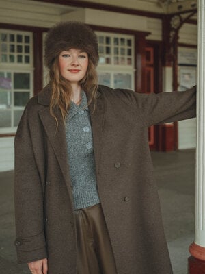 Muts Pola. Fluffy favourite - Deze donkerbruine muts van imitatiebont voegt instant glamour toe aan je winterlooks. Heerl...