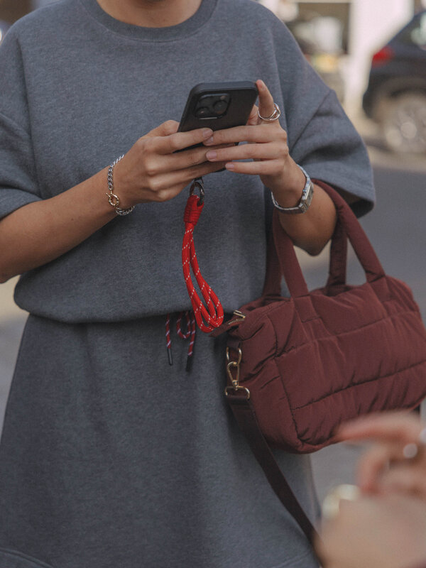 Les Soeurs Gewatteerde handtas Bobbie 1. Weightless comfort, effortless style. Deze gewatteerde handtas is zacht, licht e...