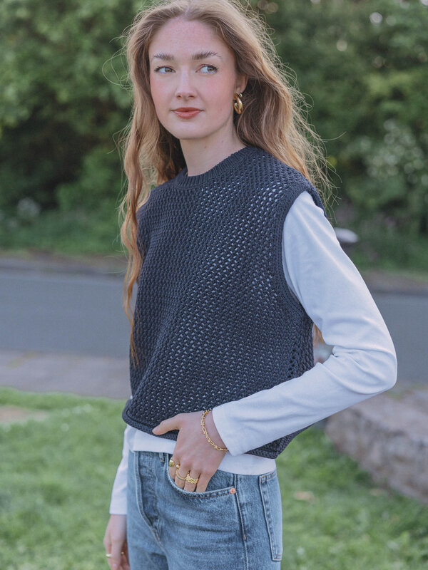 Les Soeurs Gebreide top Mori 7. Navy never looked this good. Deze mouwloze top in grofgebreide tube yarn heeft een losse ...