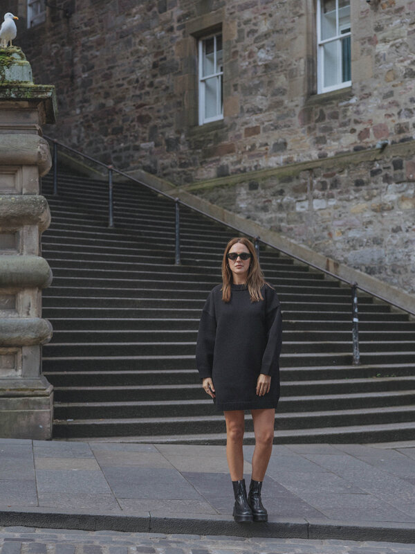 Les Soeurs Gebreide jurk Monti 8. Little black fall dress. Deze zwarte, kortgebreide jurk in grofgebreide tube yarn straa...