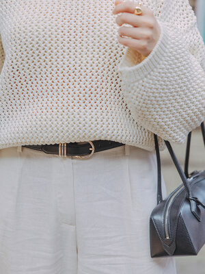 Leren riem Aubrey. Everyday essential. Deze zwarte riem met drie lussen in goud en zilver tilt elke look naar een hoger n...