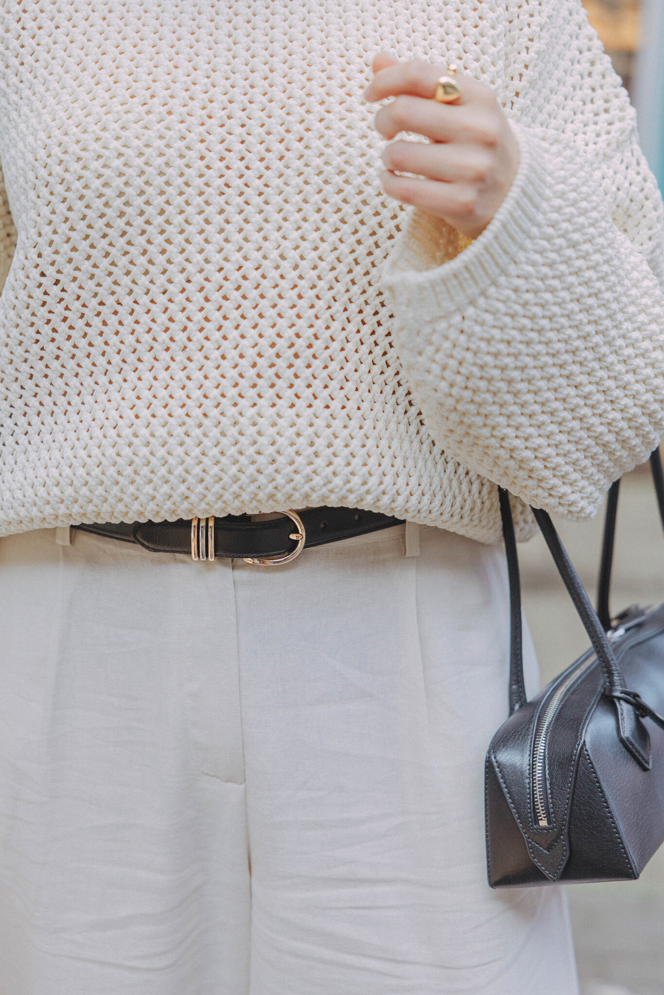 Les Soeurs Leren riem Aubrey 2. Everyday essential. Deze zwarte riem met drie lussen in goud en zilver tilt elke look naa...
