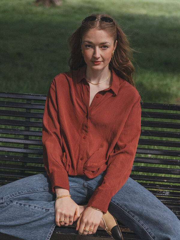 Les Soeurs Blouse Melea 7. Button-up in burgundy. This feminine shirt in a rich wine-red hue adds instant flair to any ou...