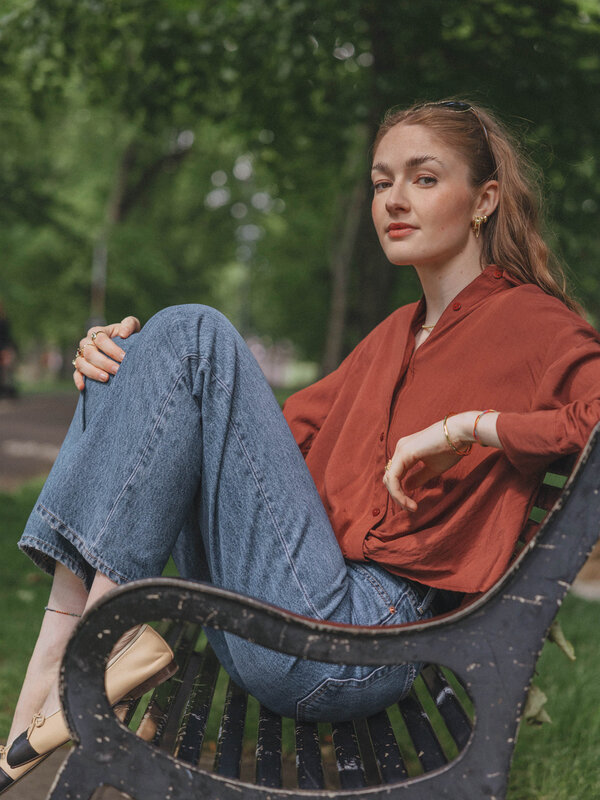 Les Soeurs Blouse Melea 8. Button-up in burgundy. This feminine shirt in a rich wine-red hue adds instant flair to any ou...