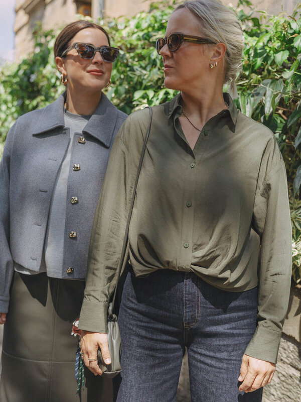 Les Soeurs Chemisier Melea 7. Chemisier khaki au silhouette décontracté et féminin. Cette blouse dégage une simplicité in...
