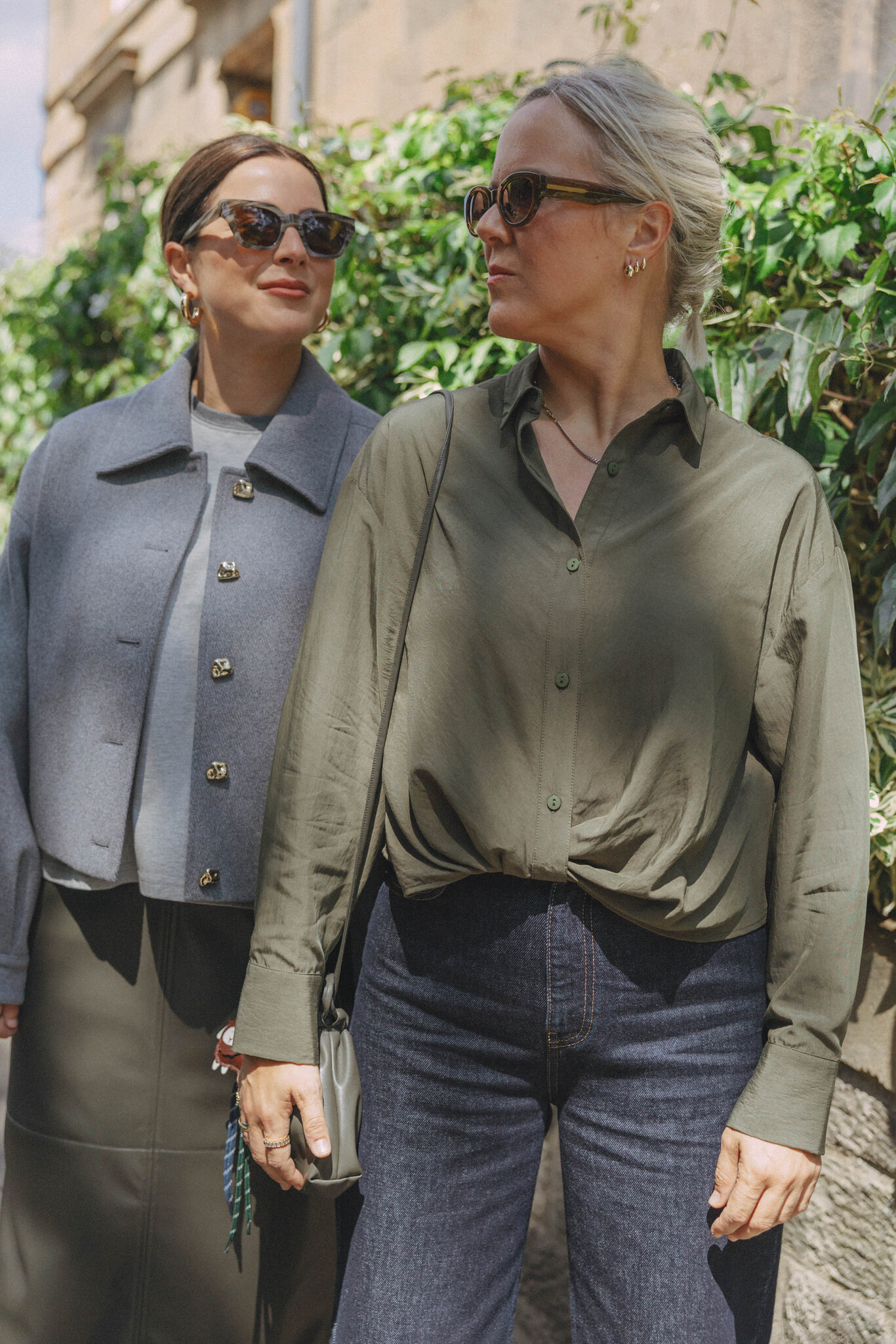 Les Soeurs Blouse Melea 7. Khaki button-up with a relaxed, feminine silhouette. This blouse exudes timeless simplicity, w...