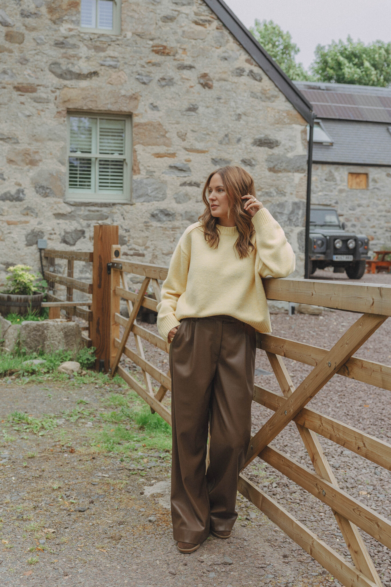 Les Soeurs Vegan leather trousers Marie 7. Bold in brown. These brown vegan trousers combine a long, loose cut with a fas...