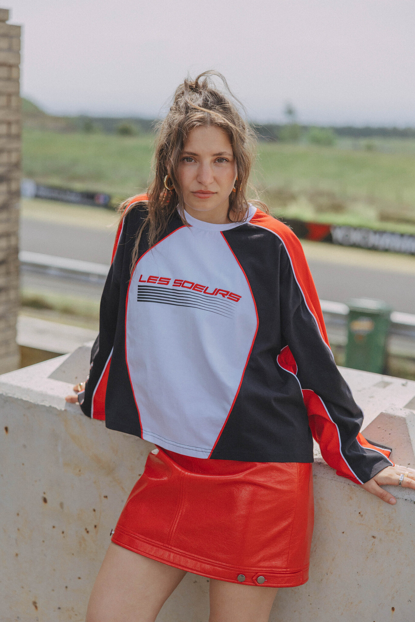 Les Soeurs Glanzende vegan leren rok Mila 7. Bold in red. Deze glanzende minirok in vegan leer is een echte eyecatcher di...