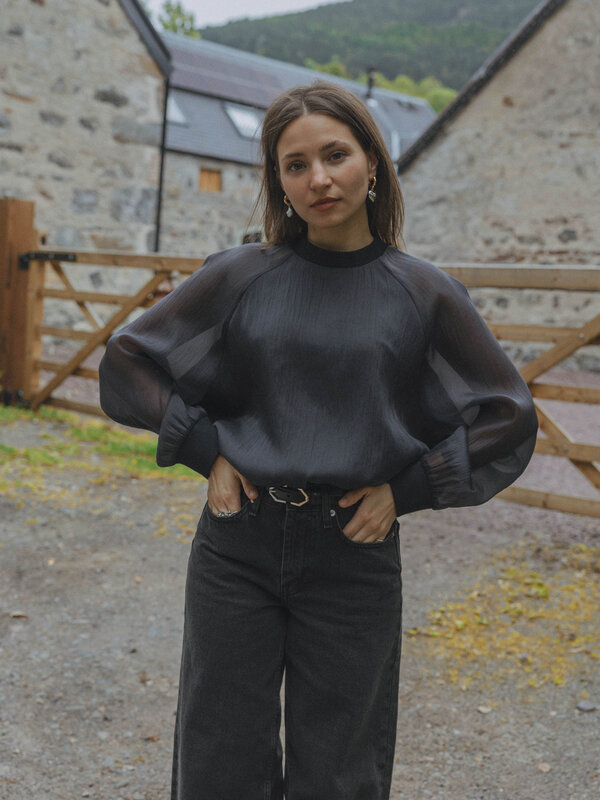 Les Soeurs Blouse en organza Maaike 6. Blouse noire en organza semi-transparent avec manches longues. Les manches translu...