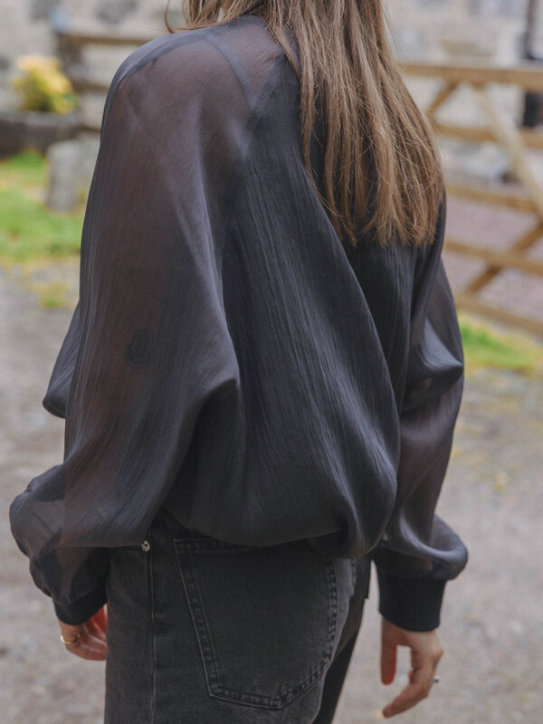 Les Soeurs Blouse en organza Maaike 7. Blouse noire en organza semi-transparent avec manches longues. Les manches translu...