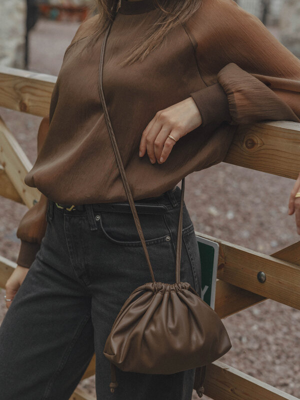 Les Soeurs Blouse en organza Maaike 8. Blouse en organza marron chaud avec manches longues transparentes. La brillance su...