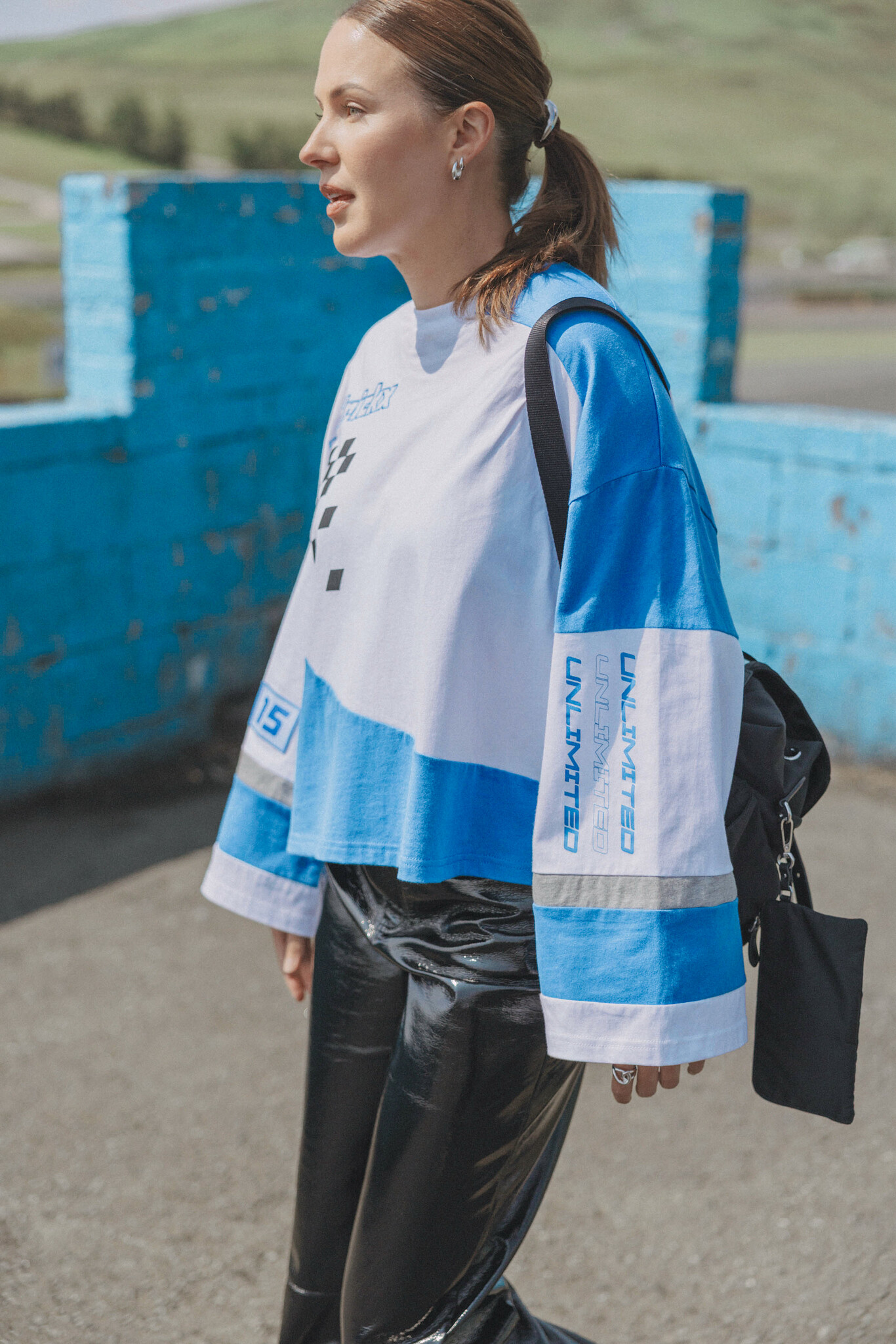 Les Soeurs T-shirt à manches longues Maggie 10. Mettez les gaz. Ce longsleeve rétro racing fait un clin d’œil à notre jeu...