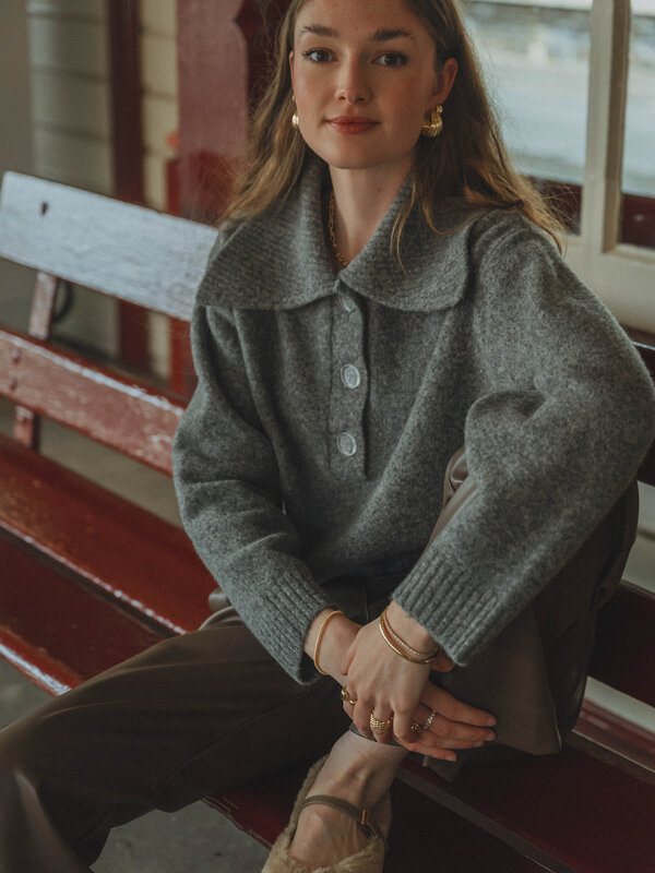 Les Soeurs Trui met polohals Maas 7. Your new go-to grey essential. Deze grijze pull met elegante polohals in zachte wol ...