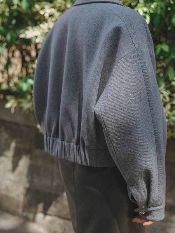 Les Soeurs Veste en laine Manon 3. Une touche d’or. Cette veste grise raffinée séduit par ses boutons dorés asymétriques ...