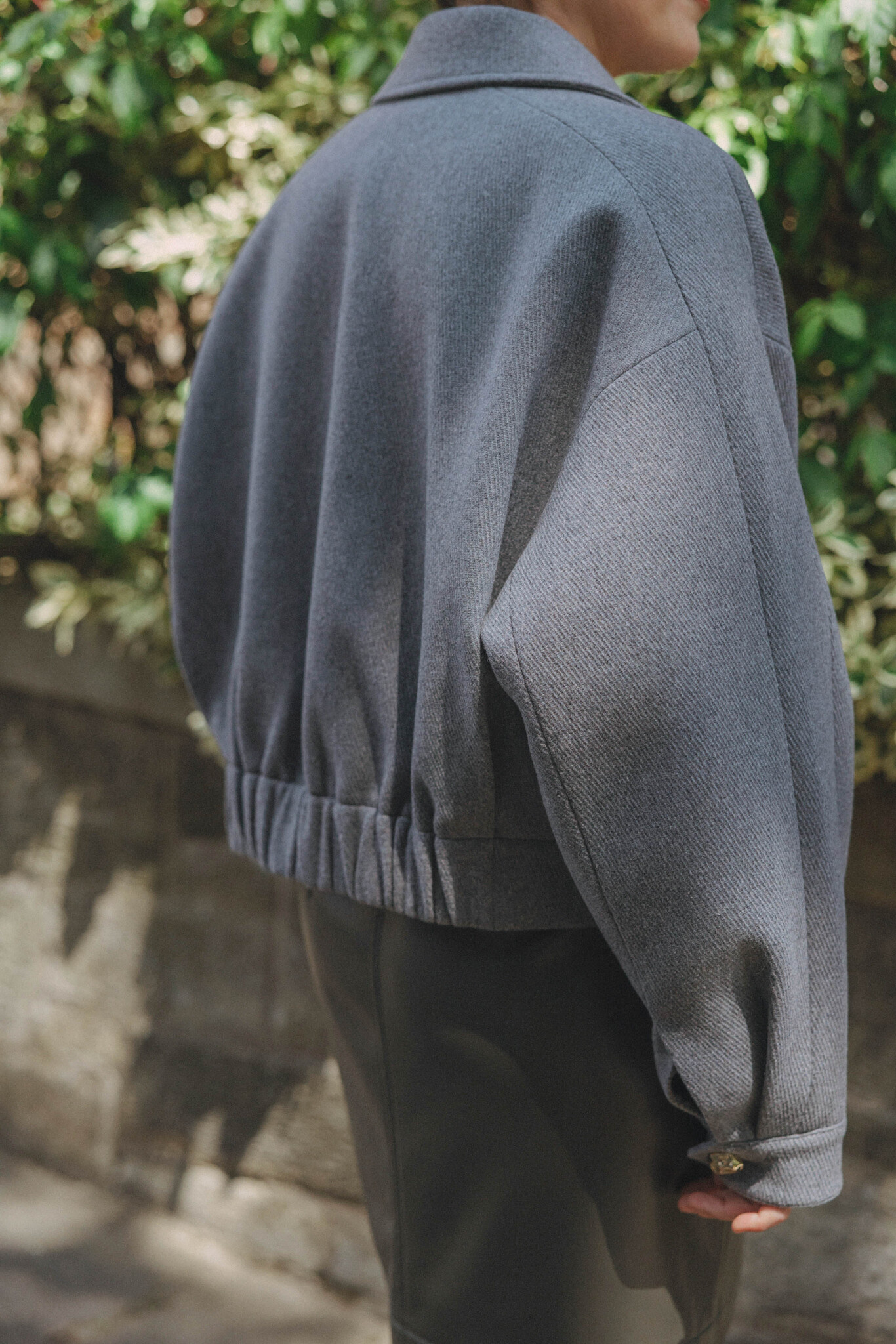 Les Soeurs Veste en laine Manon 8. Une touche d’or. Cette veste grise raffinée séduit par ses boutons dorés asymétriques ...