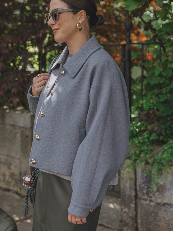 Les Soeurs Veste en laine Manon 1. Une touche d’or. Cette veste grise raffinée séduit par ses boutons dorés asymétriques ...