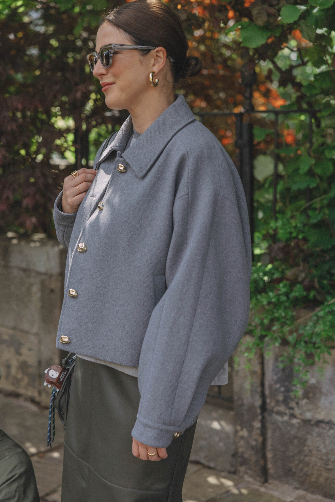 Les Soeurs Veste en laine Manon 7. Une touche d’or. Cette veste grise raffinée séduit par ses boutons dorés asymétriques ...