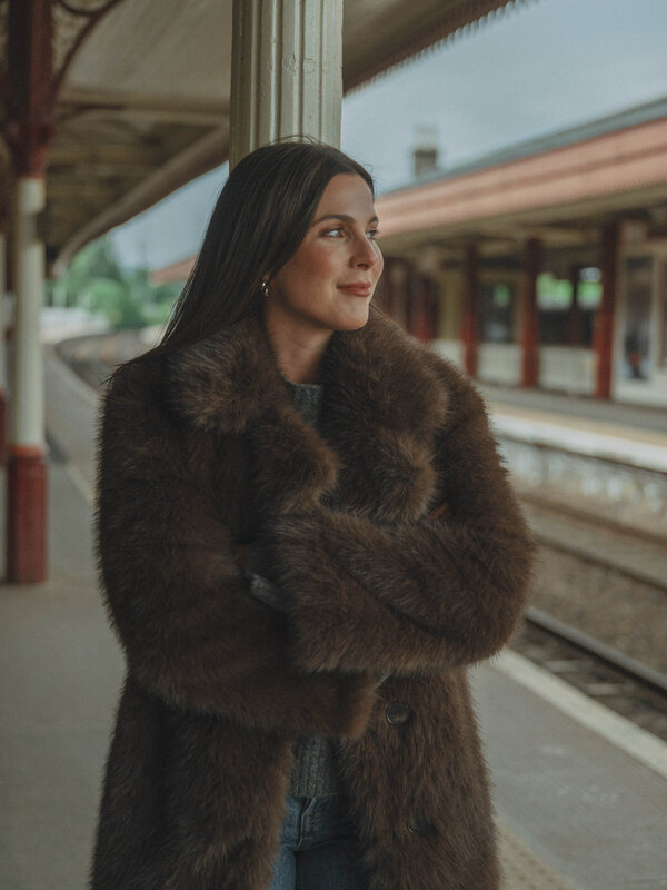Les Soeurs Faux fur manteau Morris 3. Classic glamour, faux fur flair. Ce long manteau dégage une ambiance vintage. Sa te...