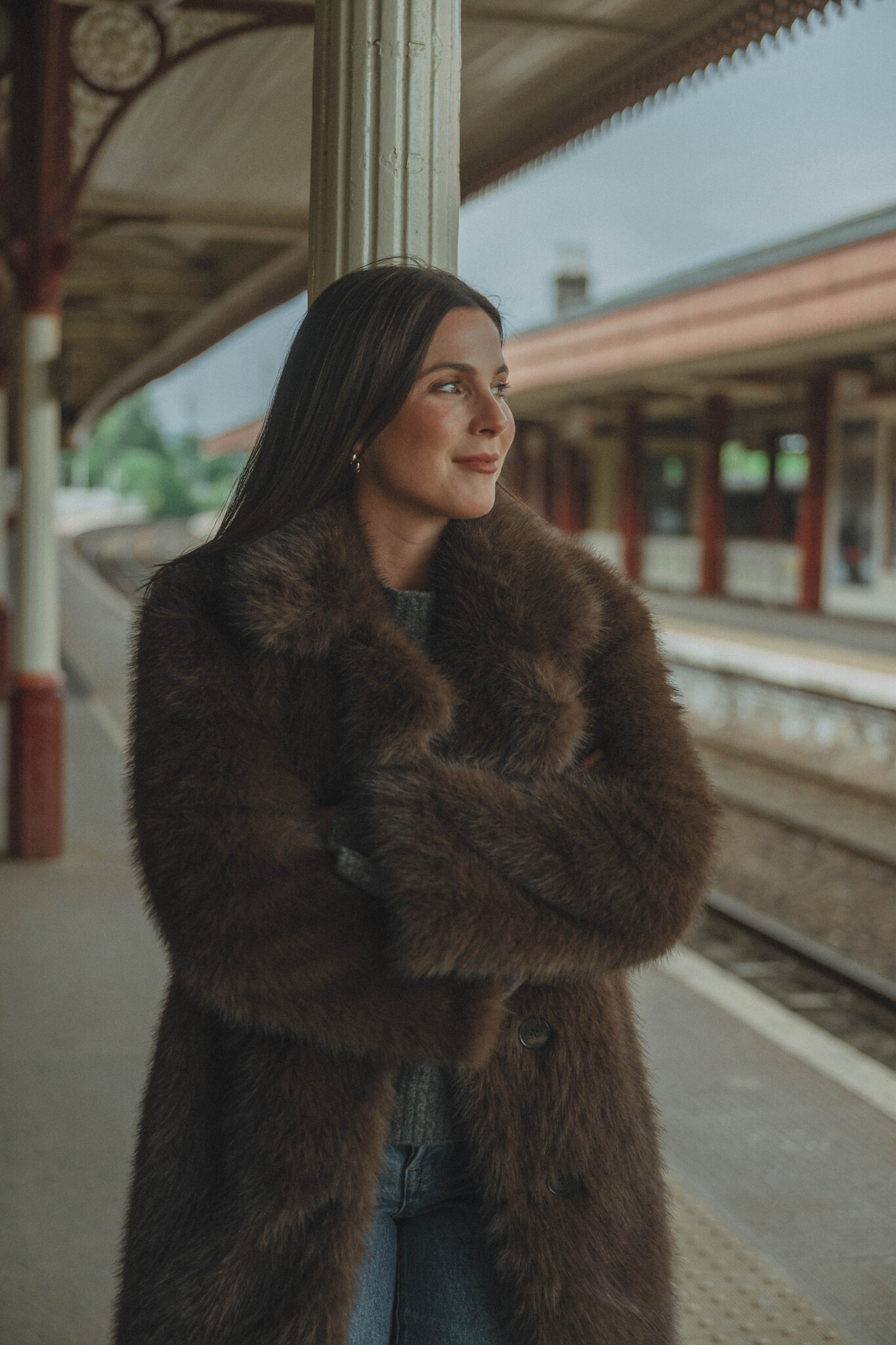 Les Soeurs Faux fur manteau Morris 8. Classic glamour, faux fur flair. Ce long manteau dégage une ambiance vintage. Sa te...