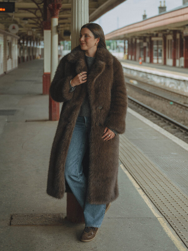 Les Soeurs Faux fur manteau Morris 1. Classic glamour, faux fur flair. Ce long manteau dégage une ambiance vintage. Sa te...